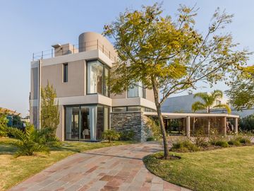 VENTA CON RENTA Especatucular casa moderna de diseño, lote al lago , 4 dorm. en suite