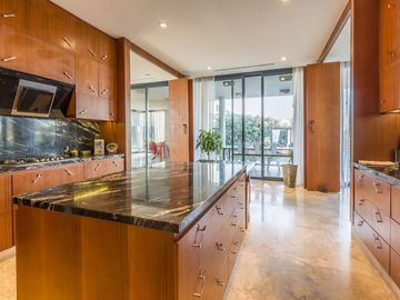 VENTA CON RENTA Especatucular casa moderna de diseño, lote al lago , 4 dorm. en suite
