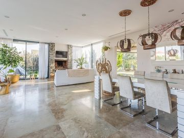 VENTA CON RENTA Especatucular casa moderna de diseño, lote al lago , 4 dorm. en suite
