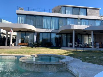 VENTA CON RENTA Especatucular casa moderna de diseño, lote al lago , 4 dorm. en suite