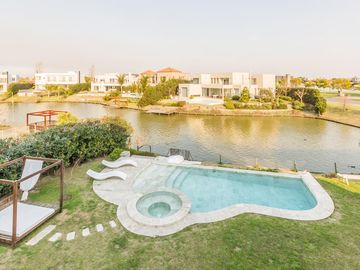 VENTA CON RENTA Especatucular casa moderna de diseño, lote al lago , 4 dorm. en suite