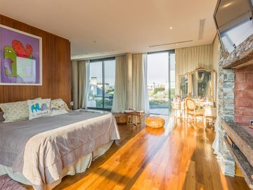 VENTA CON RENTA Especatucular casa moderna de diseño, lote al lago , 4 dorm. en suite