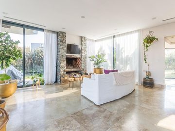 VENTA CON RENTA Especatucular casa moderna de diseño, lote al lago , 4 dorm. en suite
