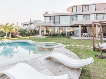 VENTA CON RENTA Especatucular casa moderna de diseño, lote al lago , 4 dorm. en suite