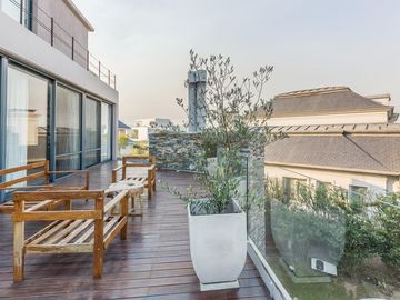 VENTA CON RENTA Especatucular casa moderna de diseño, lote al lago , 4 dorm. en suite