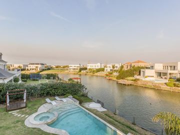 VENTA CON RENTA Especatucular casa moderna de diseño, lote al lago , 4 dorm. en suite