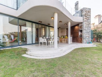 VENTA CON RENTA Especatucular casa moderna de diseño, lote al lago , 4 dorm. en suite