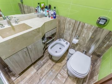 VENTA CON RENTA Especatucular casa moderna de diseño, lote al lago , 4 dorm. en suite