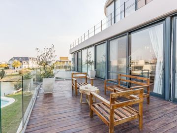 VENTA CON RENTA Especatucular casa moderna de diseño, lote al lago , 4 dorm. en suite