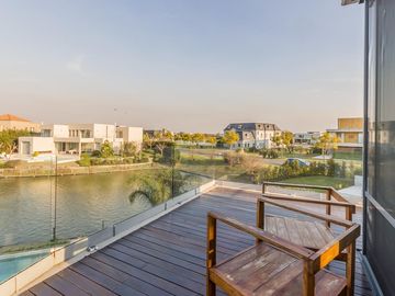 VENTA CON RENTA Especatucular casa moderna de diseño, lote al lago , 4 dorm. en suite