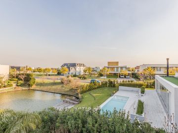 VENTA CON RENTA Especatucular casa moderna de diseño, lote al lago , 4 dorm. en suite