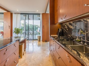 VENTA CON RENTA Especatucular casa moderna de diseño, lote al lago , 4 dorm. en suite