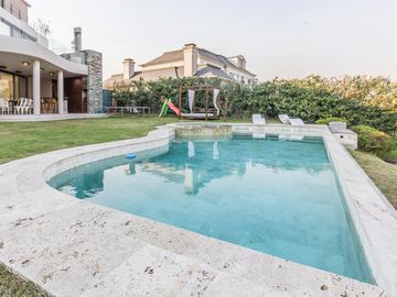 VENTA CON RENTA Especatucular casa moderna de diseño, lote al lago , 4 dorm. en suite