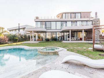 VENTA CON RENTA Especatucular casa moderna de diseño, lote al lago , 4 dorm. en suite