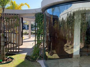 VENTA CON RENTA Especatucular casa moderna de diseño, lote al lago , 4 dorm. en suite