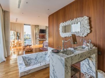 VENTA CON RENTA Especatucular casa moderna de diseño, lote al lago , 4 dorm. en suite