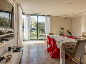 VENTA CON RENTA Especatucular casa moderna de diseño, lote al lago , 4 dorm. en suite
