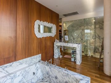 VENTA CON RENTA Especatucular casa moderna de diseño, lote al lago , 4 dorm. en suite