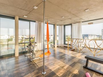 VENTA CON RENTA Especatucular casa moderna de diseño, lote al lago , 4 dorm. en suite