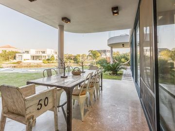 VENTA CON RENTA Especatucular casa moderna de diseño, lote al lago , 4 dorm. en suite