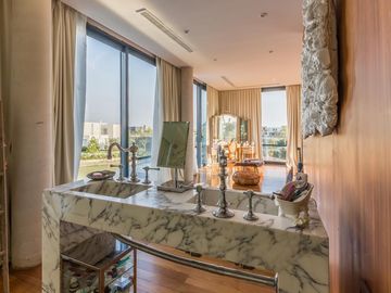 VENTA CON RENTA Especatucular casa moderna de diseño, lote al lago , 4 dorm. en suite