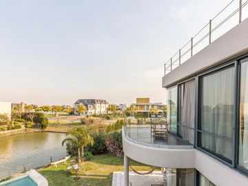 VENTA CON RENTA Especatucular casa moderna de diseño, lote al lago , 4 dorm. en suite