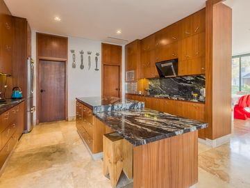 VENTA CON RENTA Especatucular casa moderna de diseño, lote al lago , 4 dorm. en suite