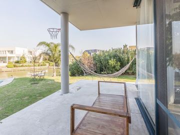 VENTA CON RENTA Especatucular casa moderna de diseño, lote al lago , 4 dorm. en suite
