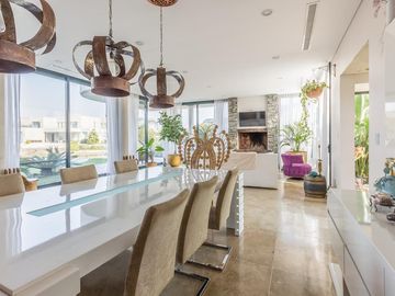 VENTA CON RENTA Especatucular casa moderna de diseño, lote al lago , 4 dorm. en suite