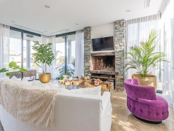 VENTA CON RENTA Especatucular casa moderna de diseño, lote al lago , 4 dorm. en suite