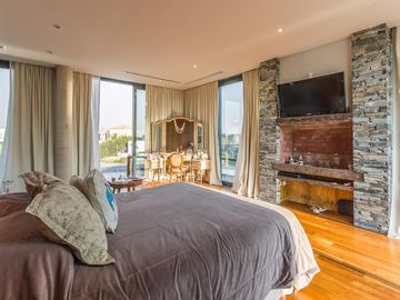VENTA CON RENTA Especatucular casa moderna de diseño, lote al lago , 4 dorm. en suite