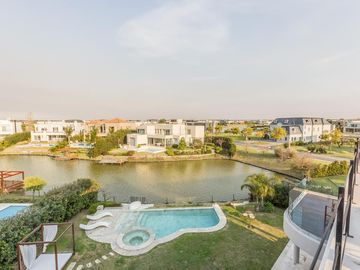 VENTA CON RENTA Especatucular casa moderna de diseño, lote al lago , 4 dorm. en suite