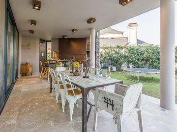 VENTA CON RENTA Especatucular casa moderna de diseño, lote al lago , 4 dorm. en suite