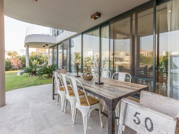 VENTA CON RENTA Especatucular casa moderna de diseño, lote al lago , 4 dorm. en suite
