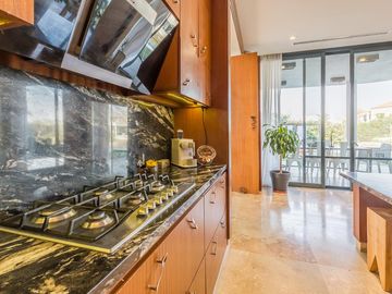 VENTA CON RENTA Especatucular casa moderna de diseño, lote al lago , 4 dorm. en suite