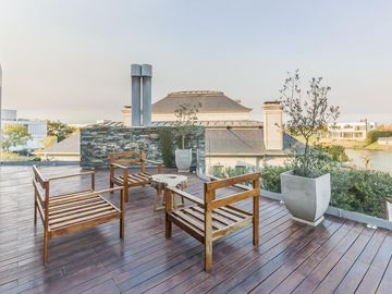 VENTA CON RENTA Especatucular casa moderna de diseño, lote al lago , 4 dorm. en suite