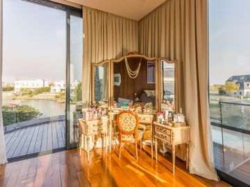 VENTA CON RENTA Especatucular casa moderna de diseño, lote al lago , 4 dorm. en suite