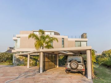 VENTA CON RENTA Especatucular casa moderna de diseño, lote al lago , 4 dorm. en suite
