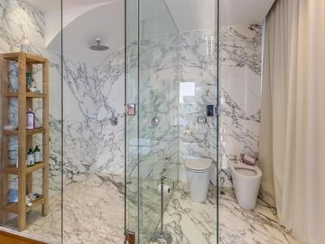 VENTA CON RENTA Especatucular casa moderna de diseño, lote al lago , 4 dorm. en suite