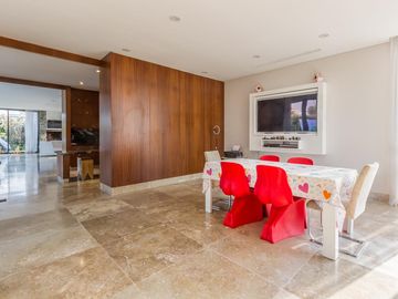 VENTA CON RENTA Especatucular casa moderna de diseño, lote al lago , 4 dorm. en suite
