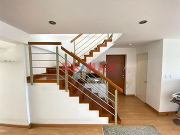 Adquiere este Moderno Dúplex de solo 6 años de antigüedad, con vista panorámica de 203 mt2 en 5to y 6to piso + Estacionamiento 6 en semi sótano.

In