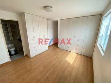 Adquiere este Moderno Dúplex de solo 6 años de antigüedad, con vista panorámica de 203 mt2 en 5to y 6to piso + Estacionamiento 6 en semi sótano.

In