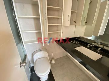 Adquiere este Moderno Dúplex de solo 6 años de antigüedad, con vista panorámica de 203 mt2 en 5to y 6to piso + Estacionamiento 6 en semi sótano.

In