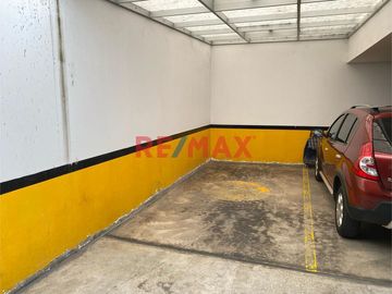 Adquiere este Moderno Dúplex de solo 6 años de antigüedad, con vista panorámica de 203 mt2 en 5to y 6to piso + Estacionamiento 6 en semi sótano.

In