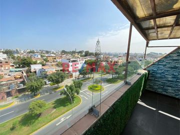 Adquiere este Moderno Dúplex de solo 6 años de antigüedad, con vista panorámica de 203 mt2 en 5to y 6to piso + Estacionamiento 6 en semi sótano.

In