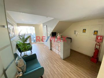 Adquiere este Moderno Dúplex de solo 6 años de antigüedad, con vista panorámica de 203 mt2 en 5to y 6to piso + Estacionamiento 6 en semi sótano.

In