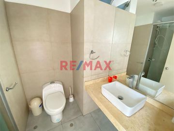 Adquiere este Moderno Dúplex de solo 6 años de antigüedad, con vista panorámica de 203 mt2 en 5to y 6to piso + Estacionamiento 6 en semi sótano.

In
