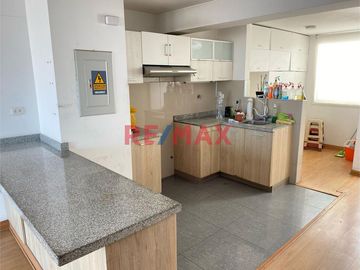 Adquiere este Moderno Dúplex de solo 6 años de antigüedad, con vista panorámica de 203 mt2 en 5to y 6to piso + Estacionamiento 6 en semi sótano.

In