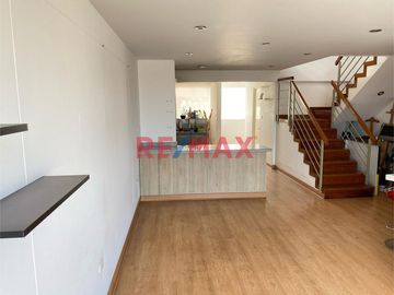 Adquiere este Moderno Dúplex de solo 6 años de antigüedad, con vista panorámica de 203 mt2 en 5to y 6to piso + Estacionamiento 6 en semi sótano.

In