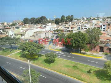 Adquiere este Moderno Dúplex de solo 6 años de antigüedad, con vista panorámica de 203 mt2 en 5to y 6to piso + Estacionamiento 6 en semi sótano.

In